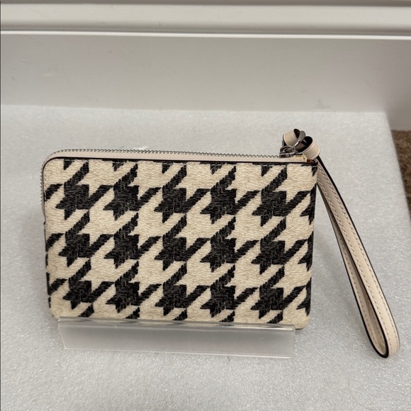 Coach Black and Cream Houndstooth corner zip Wristlet wallet - Picture 3 of 6